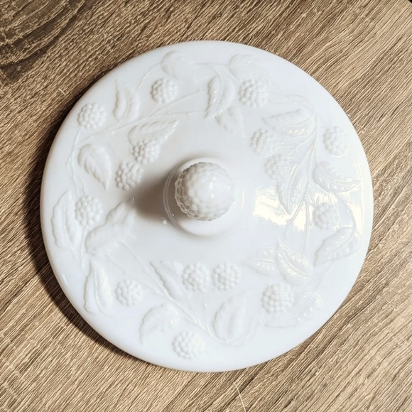 Vintage Fostoria 1960s Berry Milk Glass Candy Dish - Picture 5 of 7